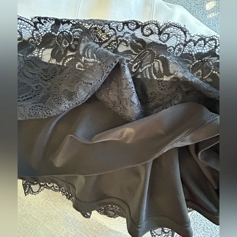 Bebe Black and White Lace Peplum Ruffle Top Side Zip Sexy Size M - Picture 9 of 12